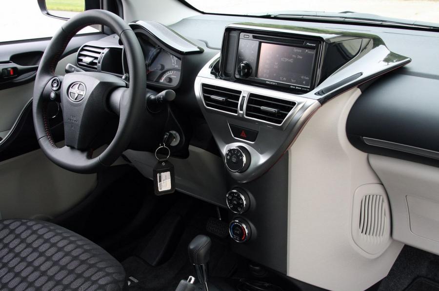 Интерьер Scion iQ 2012 года  (фото 80 из 128)